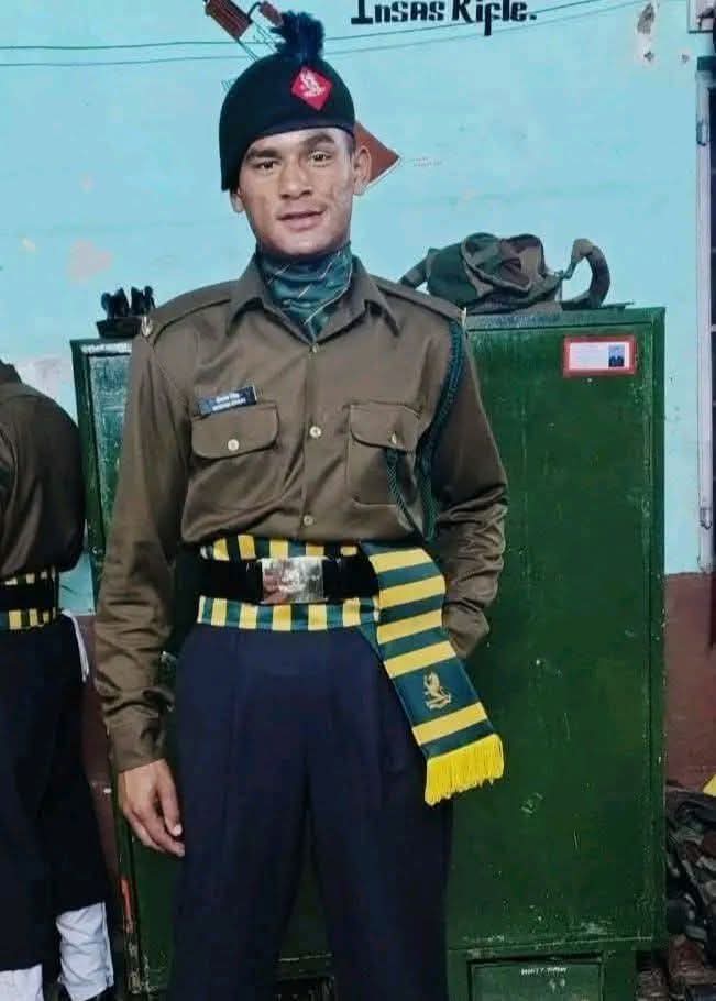 saurabhthaplial's tweet image. मां भारती की रक्षा करते हुए जम्मू-कश्मीर के पुंछ में शहीद हुए अग्निवीर दीपक सिंह जी को शत्-शत् नमन। 

उत्तराखण्ड के इस वीर सपूत का अदम्य साहस और सर्वोच्च बलिदान सदैव राष्ट्र के हृदय में अमर रहेगा। ईश्वर दिवंगत आत्मा को शांति दें और परिवार को शक्ति प्रदान करें।

वंदे मातरम्। 🙏