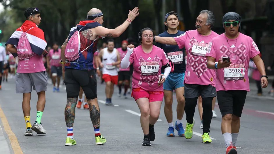 Correr sin gasolina: ¿Cómo puede afectar tu rendimiento? 😱
Muchos corredores creen que consumir pocas calorías es una forma rápida de mejorar su rendimiento o de mantener un “peso ideal”. Sin embargo, correr así es, literalmente, correr sin gasolina, y tarde o temprano, el