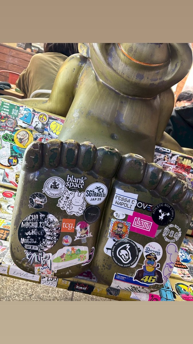 Shoui_u's tweet image. 貼ってすぐ入ったマクドの三角ティラミスパイがラス1だった
やっぱりウルシマンステッカーは幸運を運んでくれるんやな