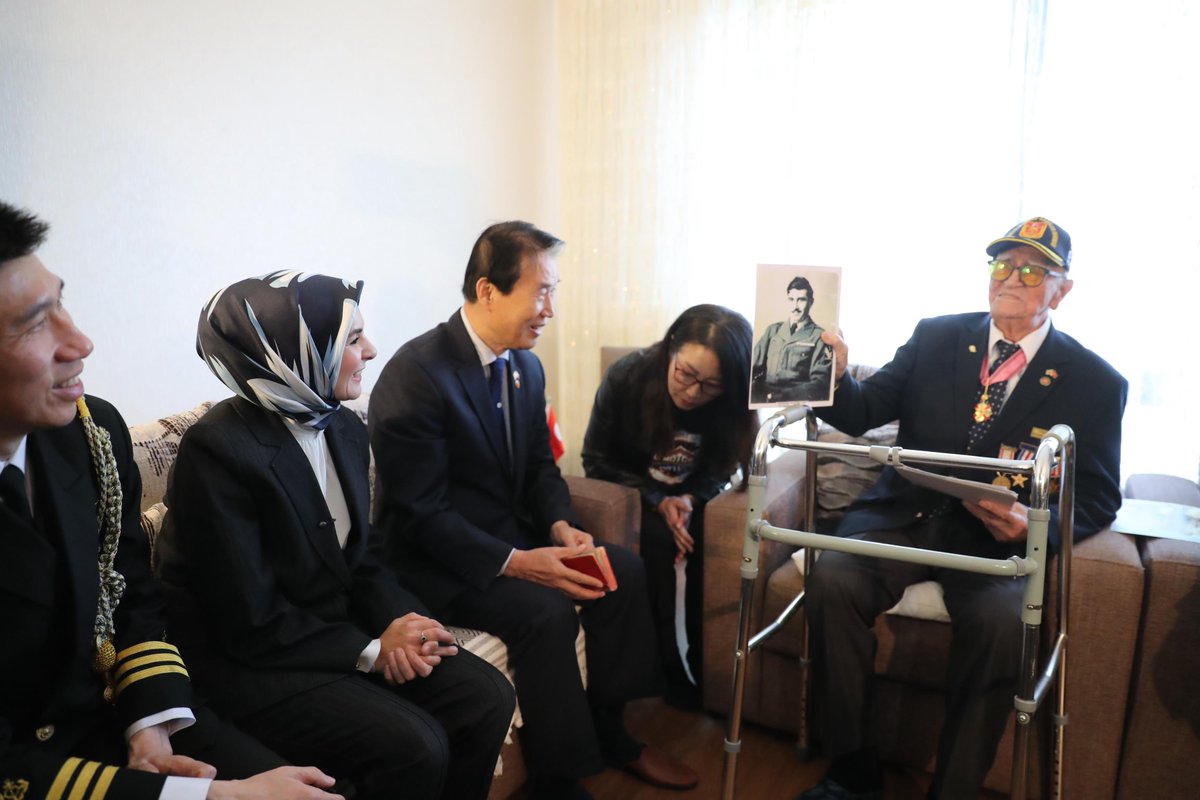 Güney Kore Vatanseverler ve Gazi İşleri Bakanı Sn. Kwon Oheul ile birlikte Kore gazimiz Osman Yaşar Eken’i ziyaret ettik. 

Osman amcamızın elini öptük, hayır duasını aldık.

95 yaşındaki koca çınarımızın hatıraları ve samimi sohbeti yüreğimizde derin bir iz bıraktı.

Kendisine