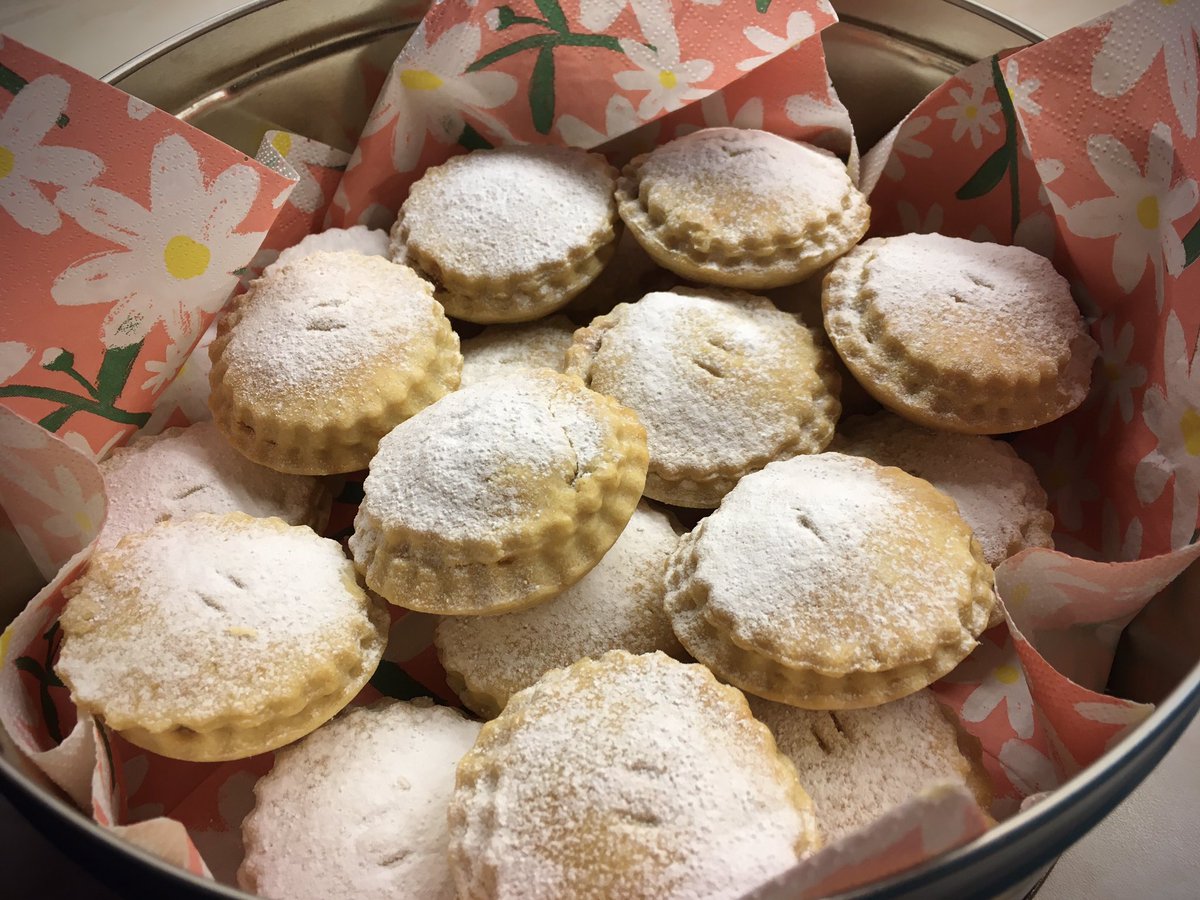 Sarahflowers50's tweet image. Good evening. Popped to
the local garden centre, it felt very festive. So back home and made my first lot of mince pies. 
Happy Sunday
#GardeningX #FestiveVibes
