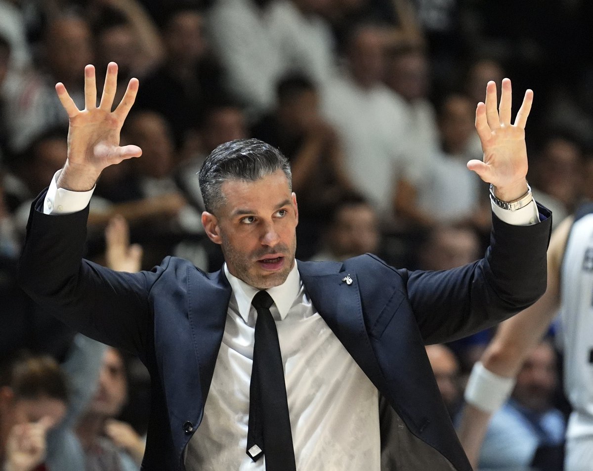 Artık bu sezon tüm camia Alimpijevic ve takıma sarılmalı. 

Futbol transfer döneminde harcanacak bonservis ve maaşlar koça verilmeli.

Flynn, Lee, Trimble veya üst düzey bir oyuncu ile Eurocup Şampiyonluk hedefine daha da yakınlaşırız.

Çünkü koç herşeyin en iyisi hakediyor.