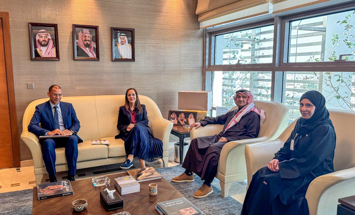 استقبل سمو السفير الأمير منصور بن خالد بن فرحان آل سعود، في مكتبه بالسفارة، د. إيمان الشنقيطي ممثل منظمة الصحة العالمية و د. الحسين أخنيف المستشار الصحي الأول في مكتب المنظمة لدى الأردن. حيث تم خلال اللقاء استعراض الموضوعات ذات الاهتمام المشترك وسبل تعزيز التعاون بين الجانبين.