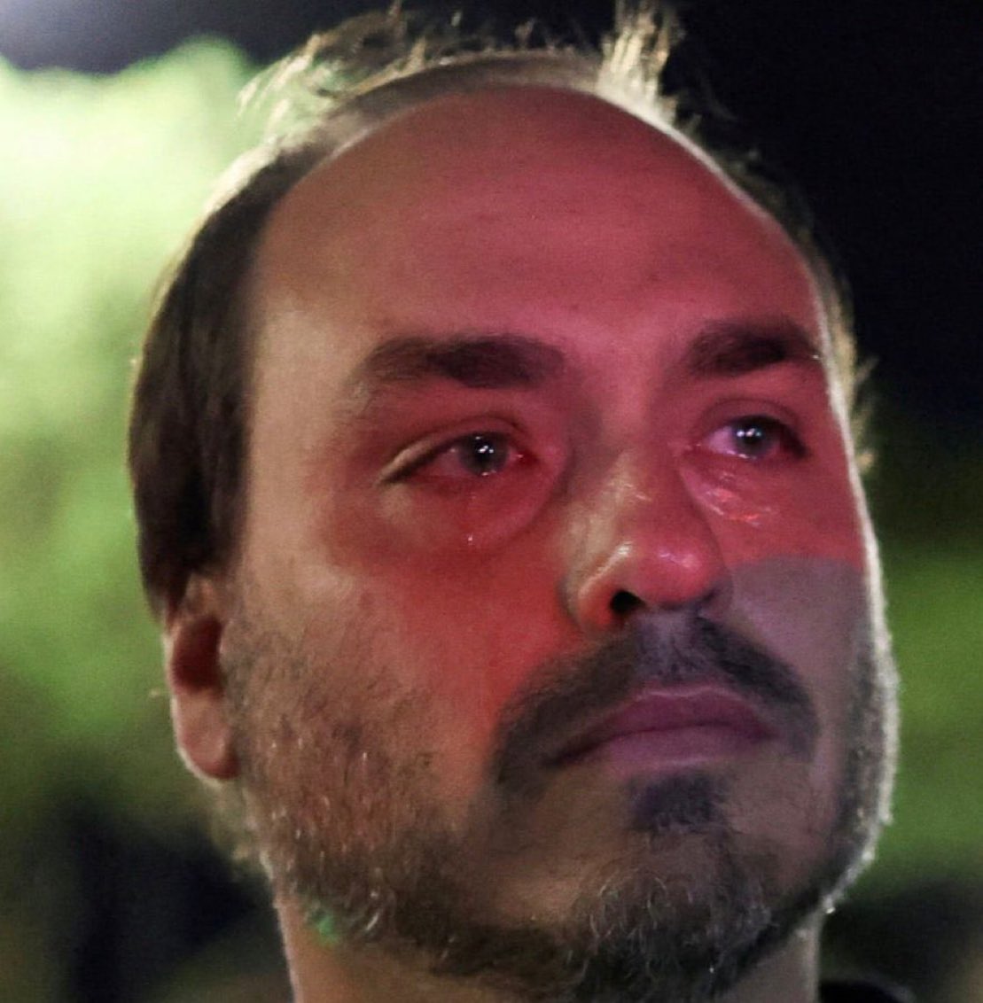 A imagem do <a href="/CarlosBolsonaro/">Carlos Bolsonaro</a> emocionado mostra exatamente o peso que essa luta tem carregado.

É a dor de um filho diante do que acontece com Jair Bolsonaro e com milhões de brasileiros que enxergam essa injustiça.

Mas também é a prova de que não desistiremos.

A perseguição