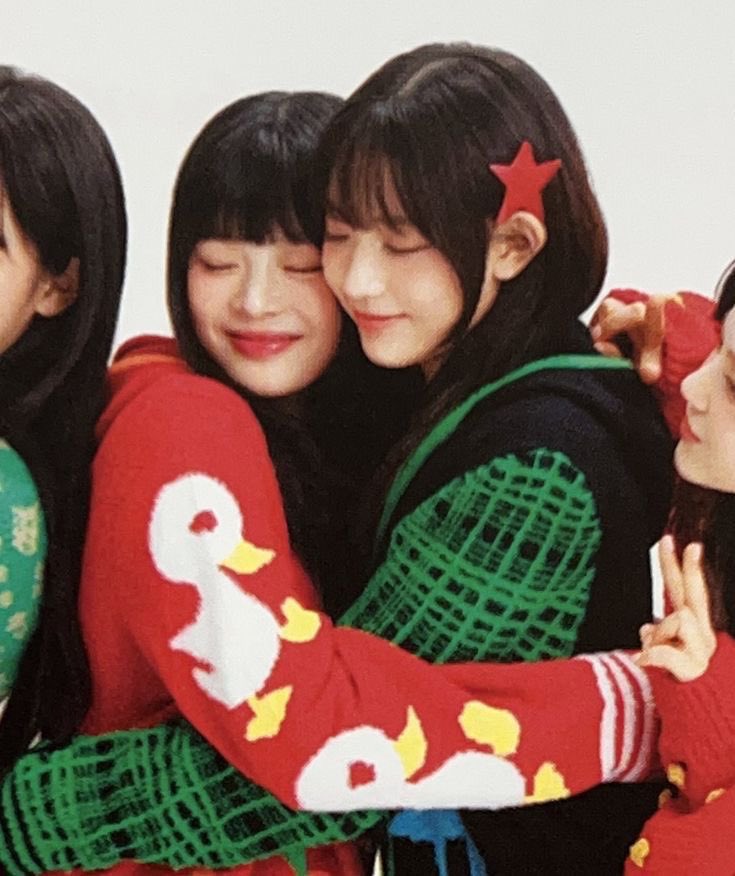 retrokki's tweet image. one thing about haerin and hanni is that they’ll always end up in each other’s arms