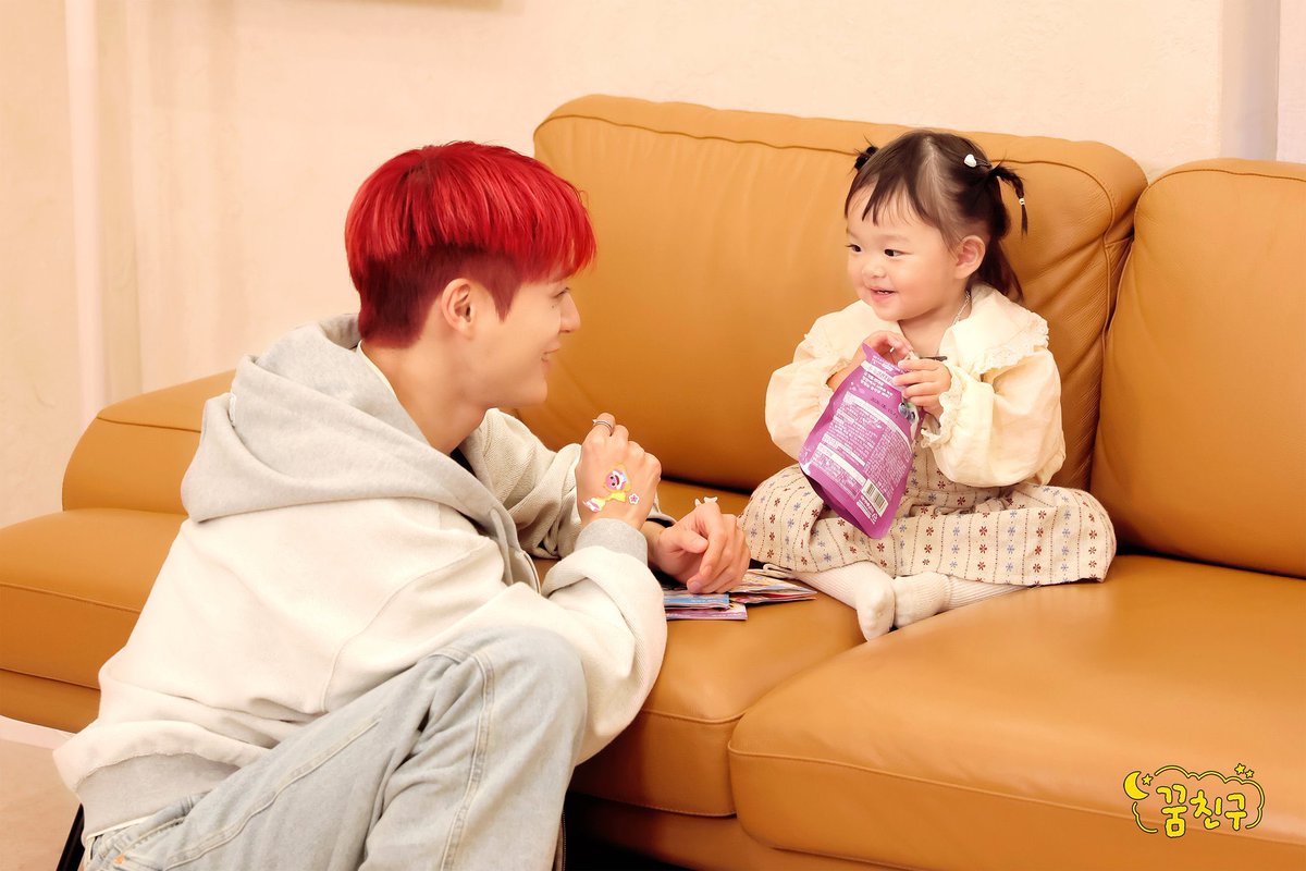 puppyhouselee's tweet image. Q : ในรายการ The Return of Superman มีโมเมนต์ไหนร่วมกับเจโน่ที่คุณรู้สึกว่ามีความสุขมากๆ ไหมคะ ?

🐱: ตอนที่เจโน่ยิ้มให้กับน้องบมมี่ผมรู้สึกมีความสุขมากครับ