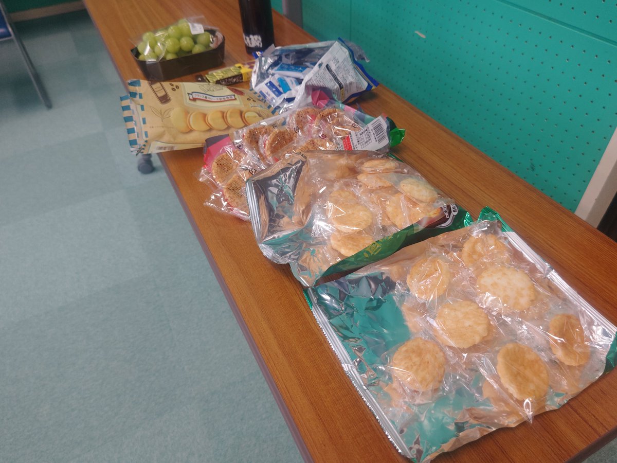 Shima1036norikA's tweet image. 稽古場に着くと、皆さんいつもなにかしら手土産を持ってきます。

｢もはや楽屋レベル(笑)｣

みんなの思いやりがいっぱい詰まっている稽古場✨

そんな仲間達と共にこけら落とし公演を行います✨
ぜひご予約お待ちしております🎶
｢縞典花｣を選んでいただけると嬉しいです♥
tst.vmode.jp/reserve.php