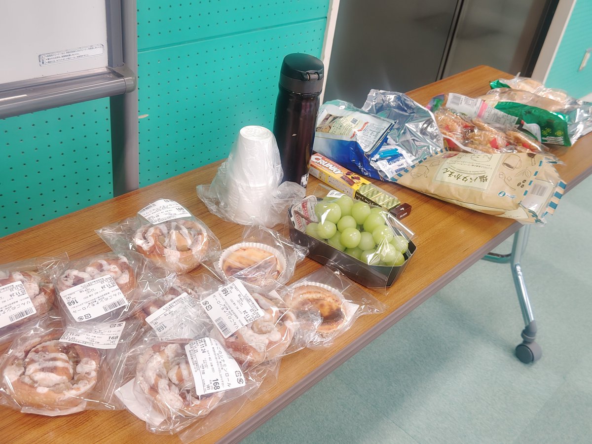 Shima1036norikA's tweet image. 稽古場に着くと、皆さんいつもなにかしら手土産を持ってきます。

｢もはや楽屋レベル(笑)｣

みんなの思いやりがいっぱい詰まっている稽古場✨

そんな仲間達と共にこけら落とし公演を行います✨
ぜひご予約お待ちしております🎶
｢縞典花｣を選んでいただけると嬉しいです♥
tst.vmode.jp/reserve.php