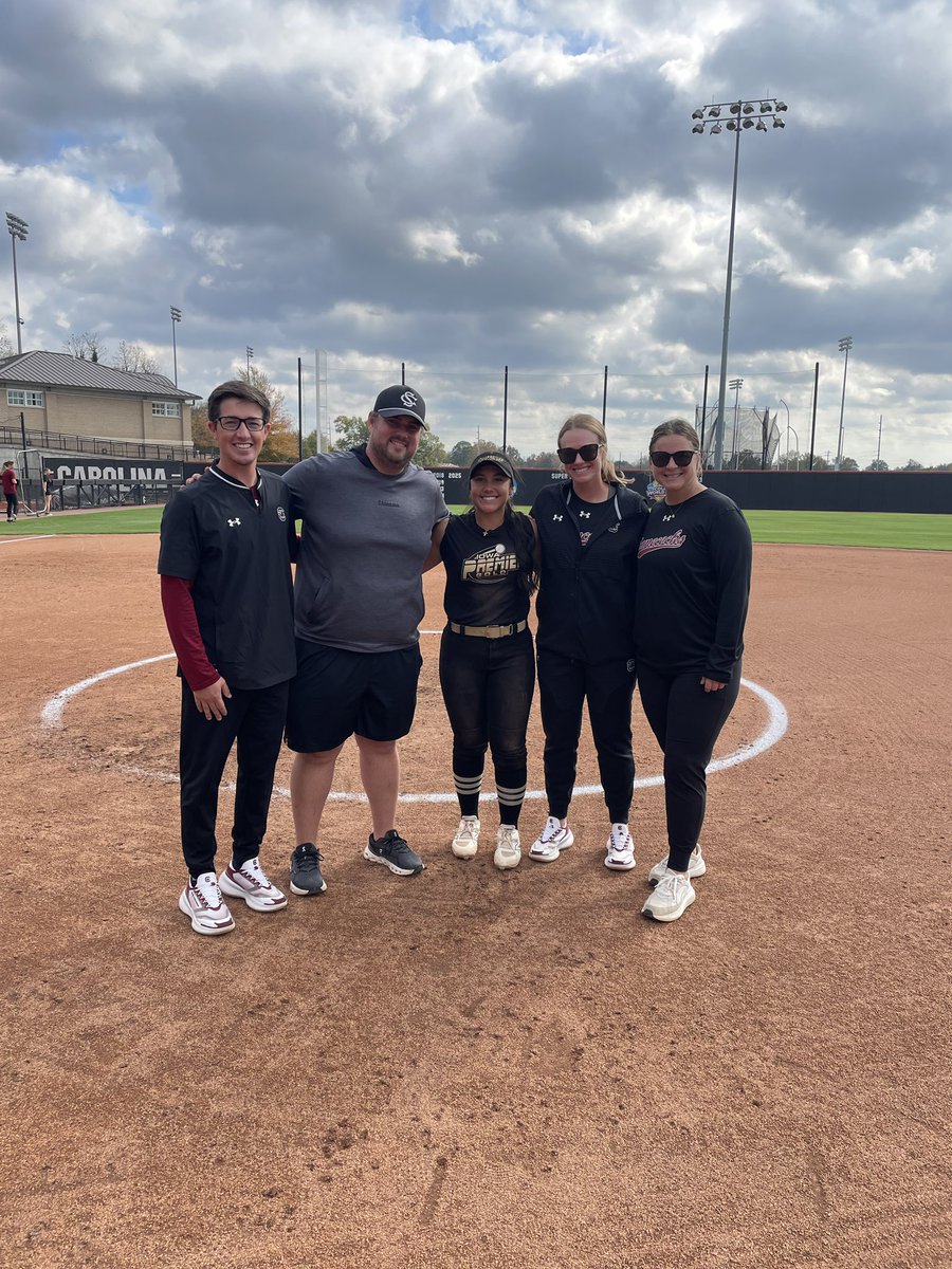 24Tommi's tweet photo. Thank you so much @GamecockSoftbll for an amazing experience! Feeling so blessed for the invite and learned so much more about the program! GO GAMECOCKS! 🤙🏽
@ashleychastain @KatieRBrowder @CoachZack21 @jodydavidson @kkrupit @IowaPremierFP @PaigeShannonIPF @OliviaPazIPF https://t.co/t86l49zQjM