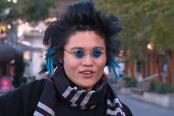 PopCrave's tweet image. The man who grabbed Ariana Grande at the ‘Wicked: For Good’ premiere is now banned from re-entering Singapore.