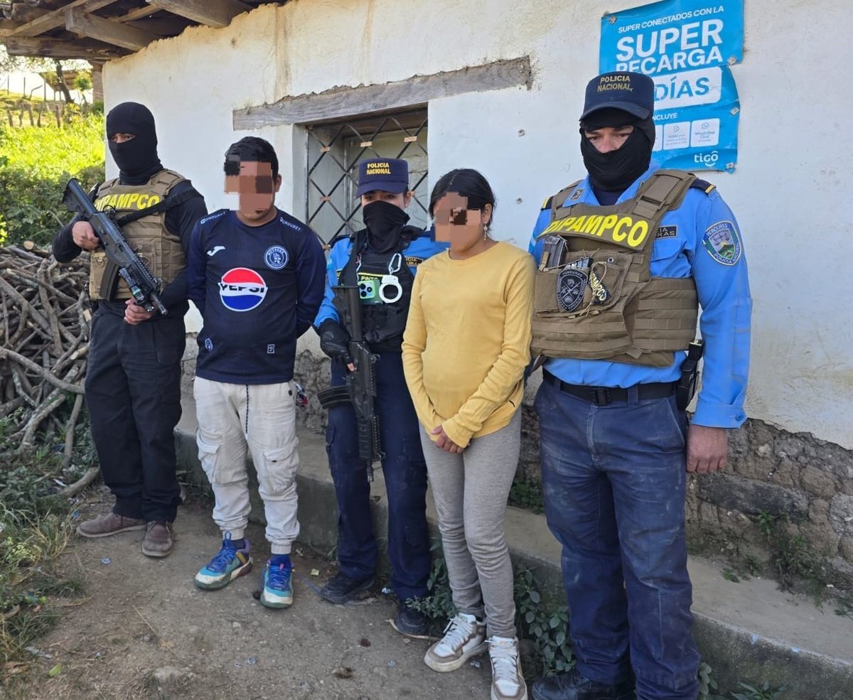 DIPAMPCOHN's tweet image. #PRELIMINAR👮🚨
#OperaciónEnDesarrollo

En un allanamiento de morada, #DIPAMPCO captura a pareja distribuidores de drogas en Lempira.

Se les encontró en posesión de droga, dinero en efectivo y teléfonos celulares.