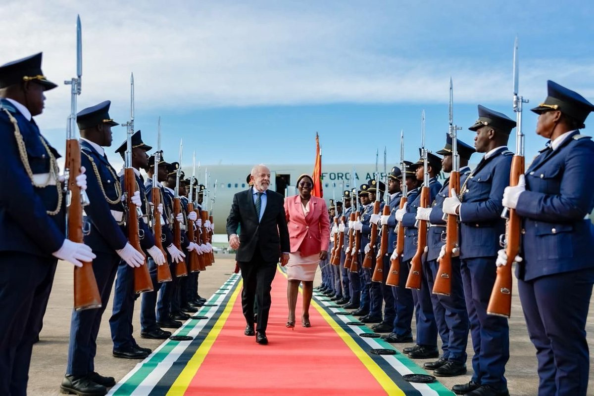 A convite do presidente <a href="/daniel_chapo24/">Presidente Daniel Chapo</a>, chegamos a Maputo para realizar visita de trabalho a Moçambique. Comemoramos, neste ano, 50 anos de relações bilaterais entre nossos dois países. Aqui, terei agenda extensa no dia de amanhã, que conta com reunião com o presidente para