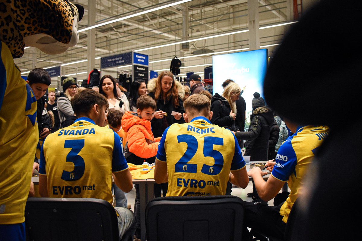 FK_Teplice's tweet photo. 🛒 Ode dneška si můžete nakoupit náš merch také v Decathlonu Teplice! Prodej jsme zahájili také autogramiádou našich hráčů!
#️⃣ #fkteplice #chanceliga #decathlon https://t.co/W8MeirSHzx