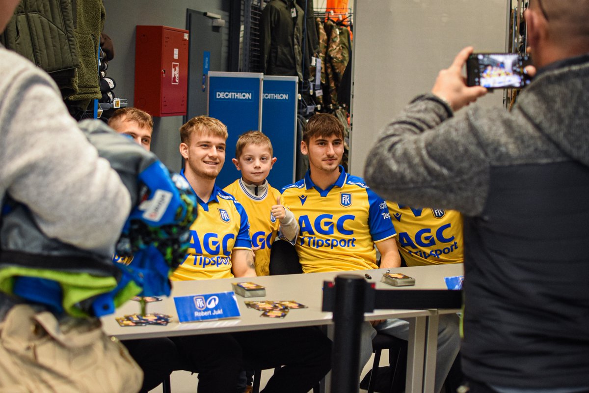 FK_Teplice's tweet photo. 🛒 Ode dneška si můžete nakoupit náš merch také v Decathlonu Teplice! Prodej jsme zahájili také autogramiádou našich hráčů!
#️⃣ #fkteplice #chanceliga #decathlon https://t.co/W8MeirSHzx