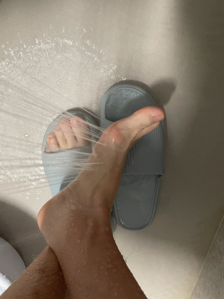 socksfeetSS's tweet photo. 洗洗jio，睡觉😪💤 https://t.co/2glLNiEVTX
