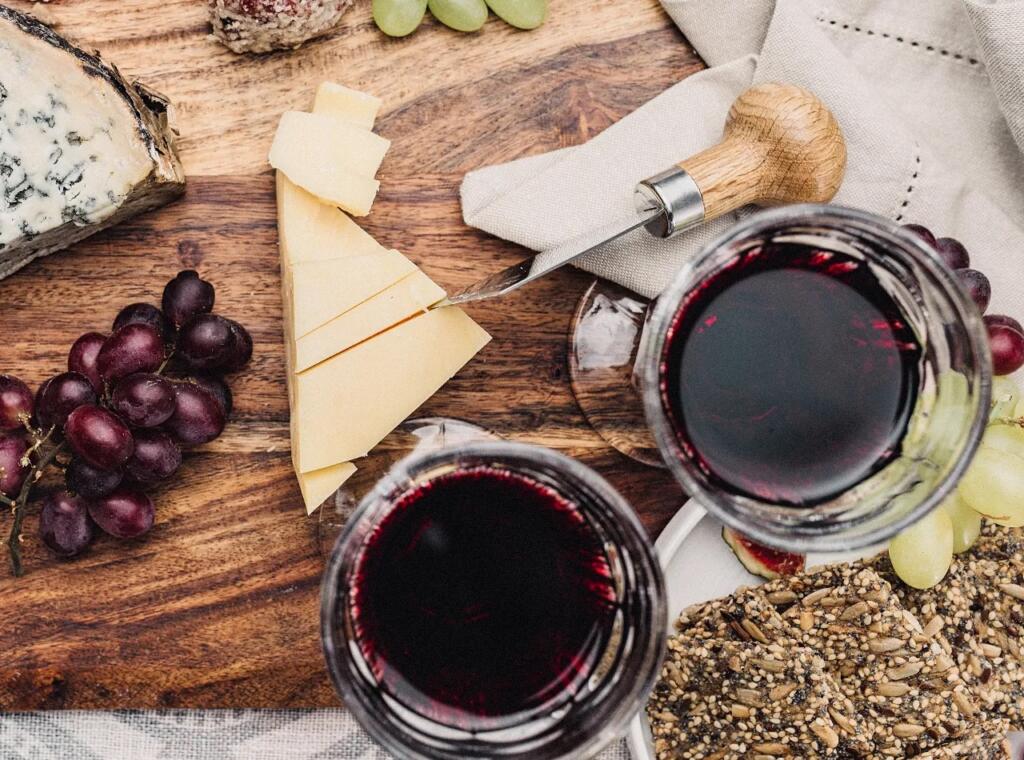JohnLDinos's tweet photo. Thanksgiving is nearly here! If you're planning on having some wine to pair with some delicious food, check out what pairs well with different dishes.👉https://t.co/HsjQZWOfzI 

📸  https://t.co/mWKPE6Q7GR

#lakelife #lakeside #lakeviews #lakehouse #lakefront #lakeday https://t.co/CuUaCoTaWn