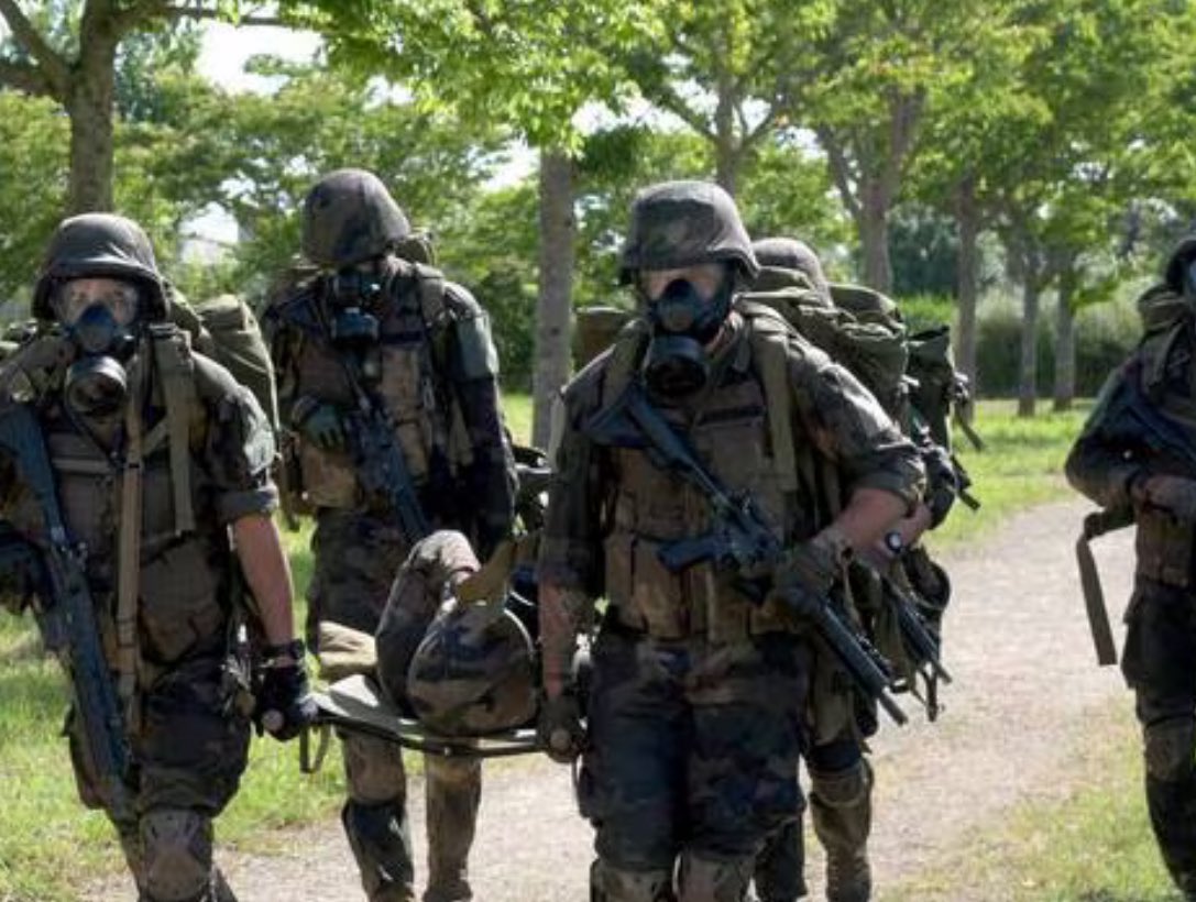 🔴🇫🇷 Après des années de SNU raté et de service militaire enterré, Macron veut désormais refaire une armée… avec une jeunesse qu’il faut convaincre de s’engager dix mois “volontaires”.

Le chef de l’état  s’apprête à lancer un nouveau dispositif : 3 000 jeunes la première année,