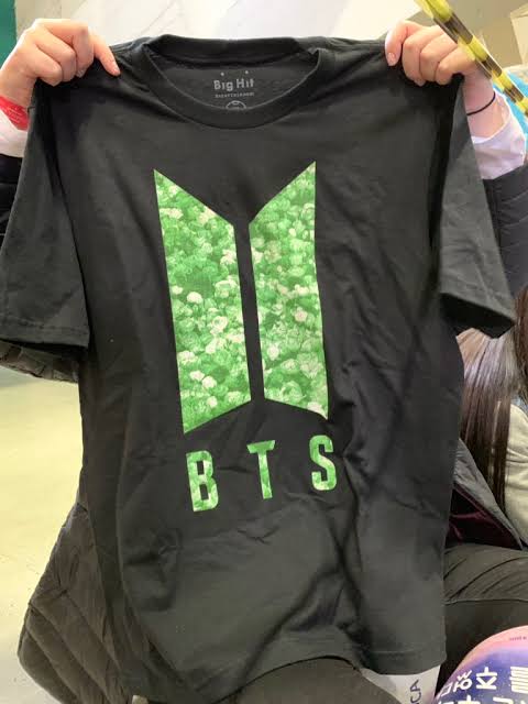 llovemebangtan's tweet image. alguem tem interesse? 
200 + frete a calcular