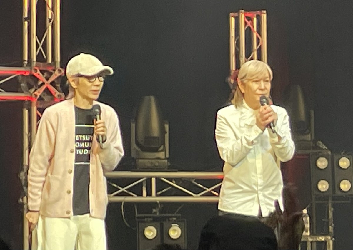 yumeotoFANKS's tweet image. 小室さんの2回目のファンミ楽しんできました😊

今回は長丁場で色々と楽しかったなぁ。
かっこいい小室さんも、可愛い小室さんも見れました！

前半も小室さんが近くを通り、後半はハイタッチ🙌もしていただいて、嬉しかった🥰

だけど写真は私のではこれが限界💦

#TetsuyaKomuroSTUDIO
#小室哲哉