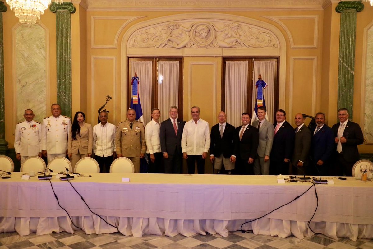 scarletbenzan's tweet image. El presidente @LuisAbinader sostuvo un encuentro con una delegación bipartidista del Congreso de los Estados Unidos encabezada por el congresista Brian Mast, en el que se abordaron temas de seguridad regional, cooperación en la lucha contra el narcotráfico y oportunidades…