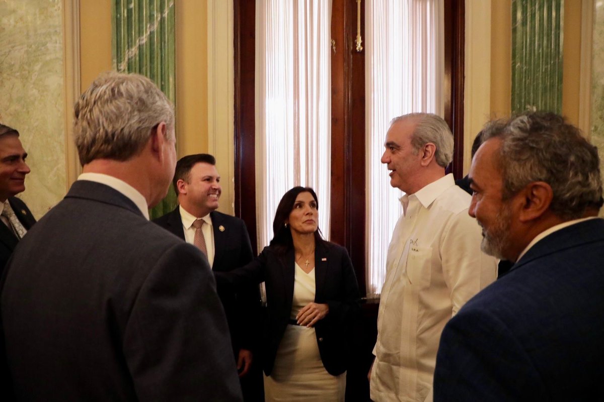 scarletbenzan's tweet image. El presidente @LuisAbinader sostuvo un encuentro con una delegación bipartidista del Congreso de los Estados Unidos encabezada por el congresista Brian Mast, en el que se abordaron temas de seguridad regional, cooperación en la lucha contra el narcotráfico y oportunidades…