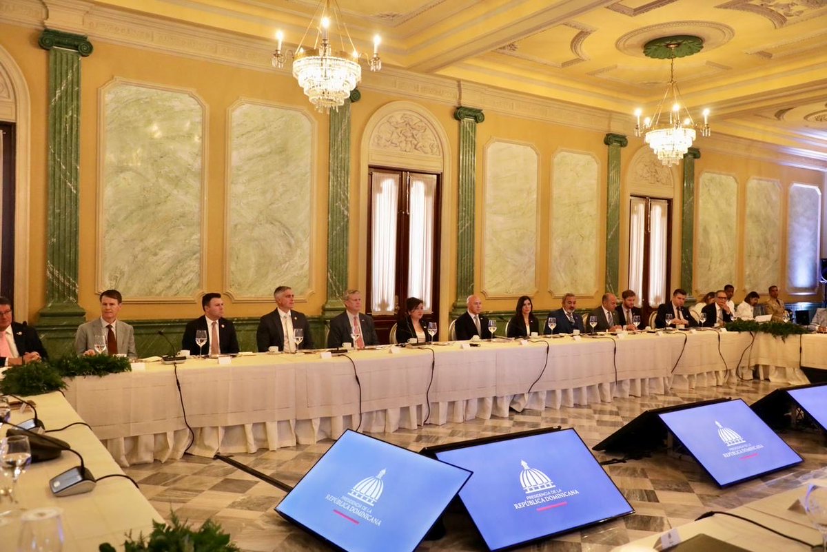 scarletbenzan's tweet image. El presidente @LuisAbinader sostuvo un encuentro con una delegación bipartidista del Congreso de los Estados Unidos encabezada por el congresista Brian Mast, en el que se abordaron temas de seguridad regional, cooperación en la lucha contra el narcotráfico y oportunidades…