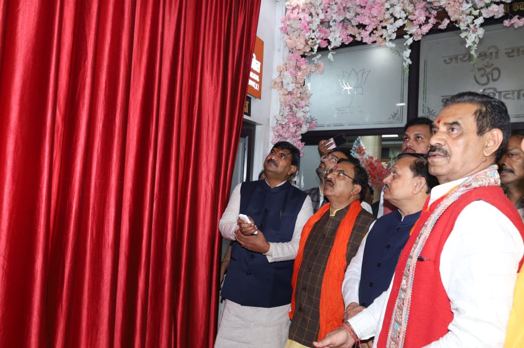 idharampalsingh's tweet image. भाजपा जिला कानपुर - उत्तर द्वारा जिला कार्यालय पर माननीय प्रधानमंत्री श्री @narendramodi जी की आकृति चावल का चिवड़ा से निर्मित की गई है, इसमें पूर्णत: स्वदेशी वस्तुओं का उपयोग किया गया - आंखों का स्वरूप कमलगट्टा से, चश्मे का स्वरूप काले तिल से तथा आंखों की पुतली सफेद चावल से…