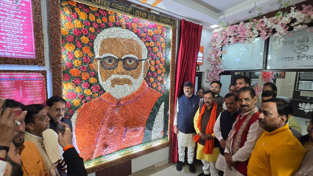 idharampalsingh's tweet image. भाजपा जिला कानपुर - उत्तर द्वारा जिला कार्यालय पर माननीय प्रधानमंत्री श्री @narendramodi जी की आकृति चावल का चिवड़ा से निर्मित की गई है, इसमें पूर्णत: स्वदेशी वस्तुओं का उपयोग किया गया - आंखों का स्वरूप कमलगट्टा से, चश्मे का स्वरूप काले तिल से तथा आंखों की पुतली सफेद चावल से…