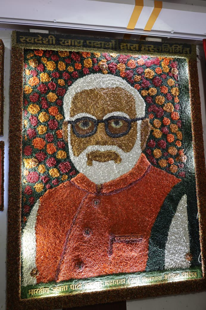 idharampalsingh's tweet image. भाजपा जिला कानपुर - उत्तर द्वारा जिला कार्यालय पर माननीय प्रधानमंत्री श्री @narendramodi जी की आकृति चावल का चिवड़ा से निर्मित की गई है, इसमें पूर्णत: स्वदेशी वस्तुओं का उपयोग किया गया - आंखों का स्वरूप कमलगट्टा से, चश्मे का स्वरूप काले तिल से तथा आंखों की पुतली सफेद चावल से…