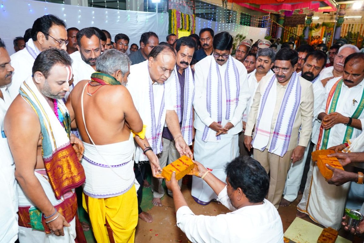 vpr_official_'s tweet image. పురాతన ఆలయాల అభివృధి కూటమి ప్రభుత్వ హయాంలోనే సాధ్యం.

నెల్లూరులోని సంతపేటలో ఉన్న శ్రీ వెంకటమ్మ పేరంటాళ్ళ అమ్మవారి ఆలయ అభివృధి పనుల శంకుస్థాపన కార్యక్రమంలో మంత్రులు ఆనం రామనారాయణరెడ్డి, పొంగూరు నారాయణ గారితో కలిసి పాల్గొన్నాను.

ఆదివారం సాయంత్రం రంగనాయకుల పేటలోని వెంకటమ్మ పేరంటాలు…