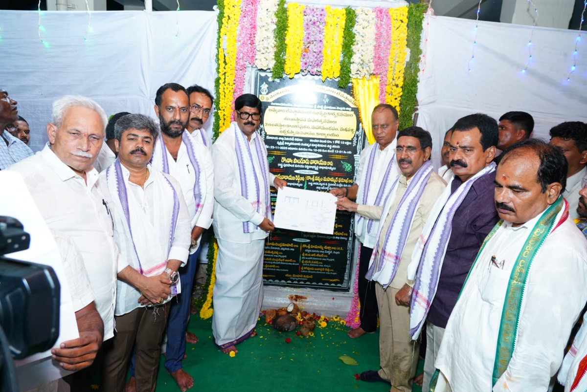 vpr_official_'s tweet image. పురాతన ఆలయాల అభివృధి కూటమి ప్రభుత్వ హయాంలోనే సాధ్యం.

నెల్లూరులోని సంతపేటలో ఉన్న శ్రీ వెంకటమ్మ పేరంటాళ్ళ అమ్మవారి ఆలయ అభివృధి పనుల శంకుస్థాపన కార్యక్రమంలో మంత్రులు ఆనం రామనారాయణరెడ్డి, పొంగూరు నారాయణ గారితో కలిసి పాల్గొన్నాను.

ఆదివారం సాయంత్రం రంగనాయకుల పేటలోని వెంకటమ్మ పేరంటాలు…