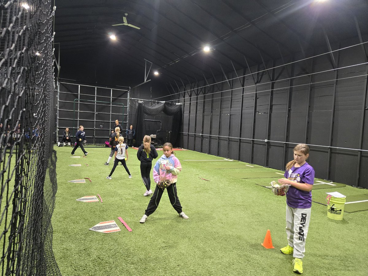 Great start to the day with <a href="/CMUSoftball/">CMU Softball</a> Associate Head Coach <a href="/saradriesenga10/">Sara Driesenga</a> 🥎