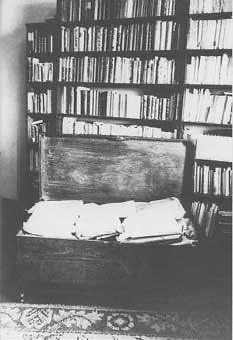 Deux malles. Celle de Rimbaud qui illustre ses départs après s’être opéré vivant de la poésie. Celle de Pessoa, voyageur immobile et pleine de ses écrits non publiés de son vivant. Deux destins si éloignés et pourtant deux manières de penser le « Je est un autre »…