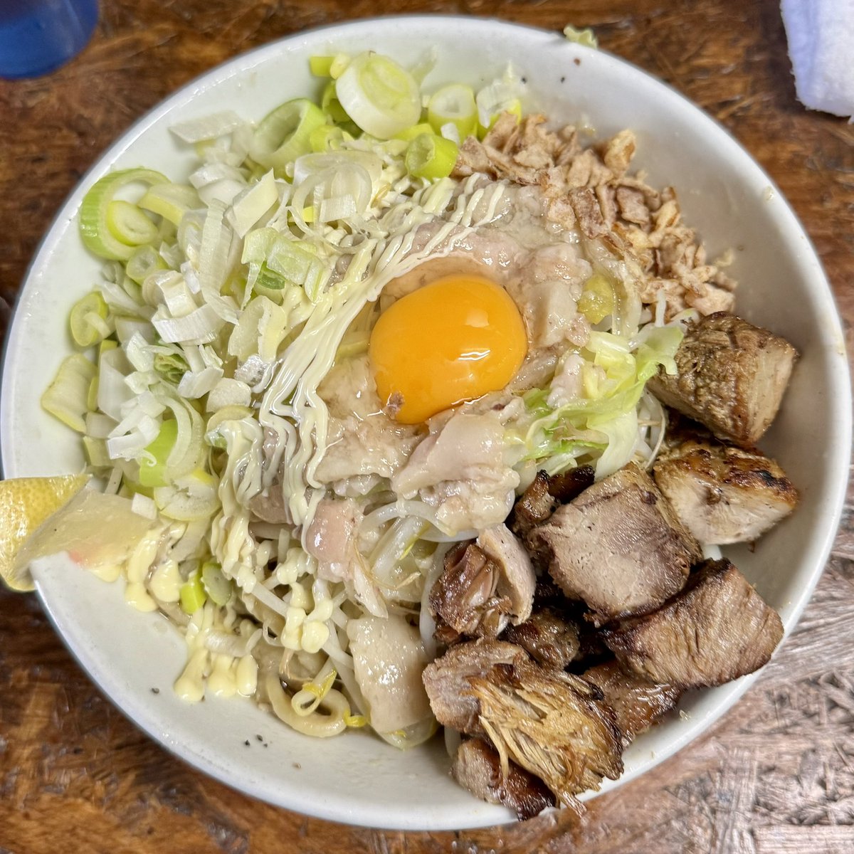 yng1983's tweet image. 自家製麺まさき(非乳化)
塩汁なし
ネギ
アブラ、マヨビーム❗️

URC会長マロ氏の応援ウォーキング
会長が42.195キロを走る中、
3キロウォーキングで離脱しコチラへ
七輪で炙られた肉がめちゃ美味い
麺も極太で食べ応えもあって良い！
とても充実した休日となりました！