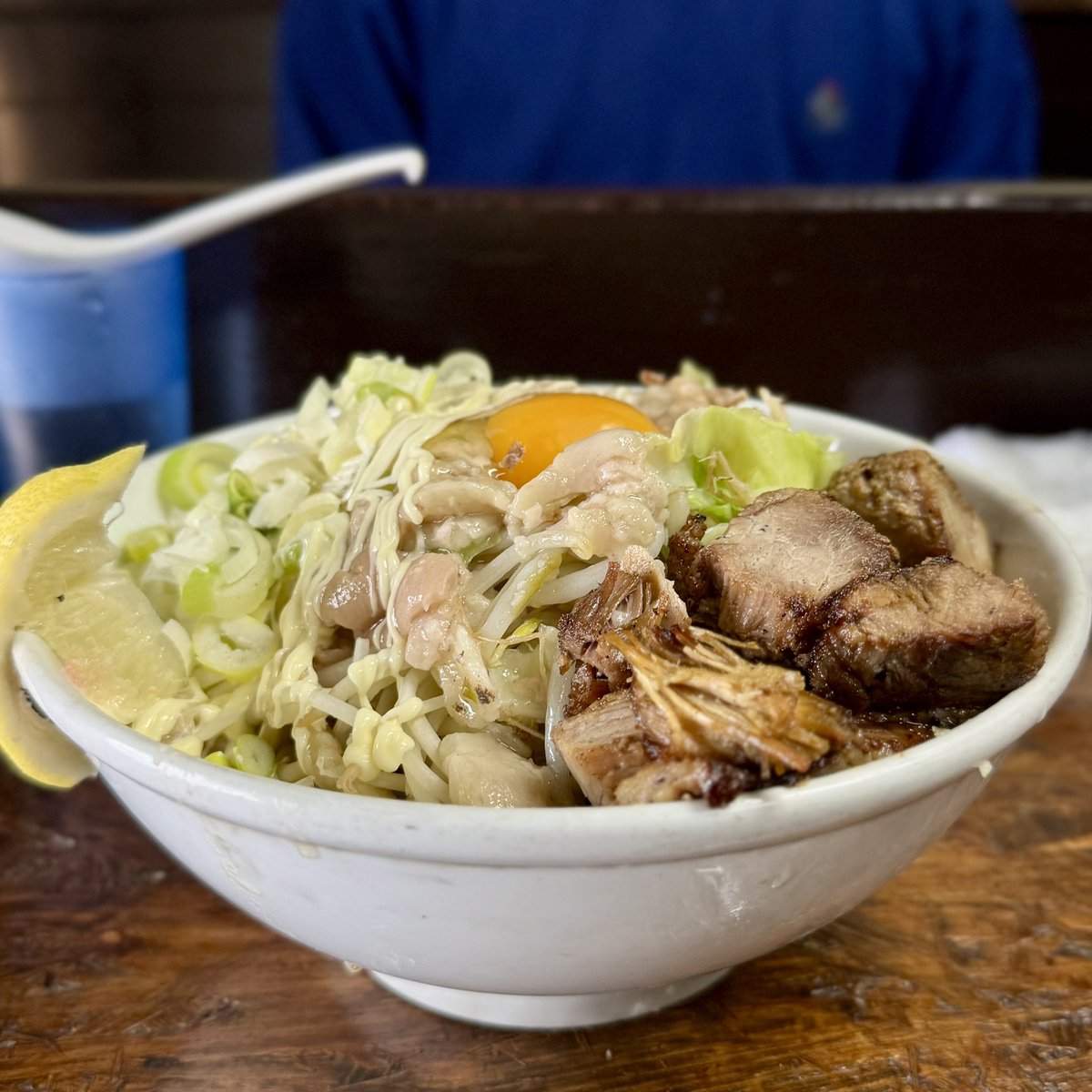 yng1983's tweet image. 自家製麺まさき(非乳化)
塩汁なし
ネギ
アブラ、マヨビーム❗️

URC会長マロ氏の応援ウォーキング
会長が42.195キロを走る中、
3キロウォーキングで離脱しコチラへ
七輪で炙られた肉がめちゃ美味い
麺も極太で食べ応えもあって良い！
とても充実した休日となりました！