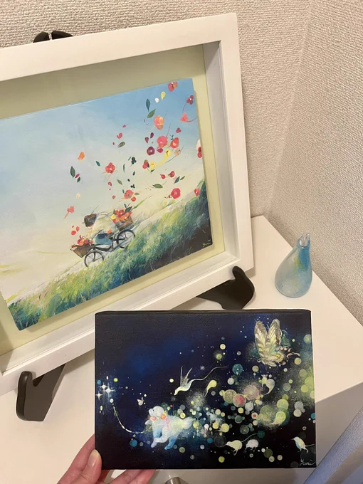 自分へのご褒美に野崎裕理さんの「エレクトリカル散歩」をお迎えしました 原画で見るときめ細やかなラメがキラキラしてて、尊さが増します… 原稿が落ち着いたら額装しよう。 2枚目は5年前に制作していただき、今もずっと玄関に飾っている野崎さんの作品。