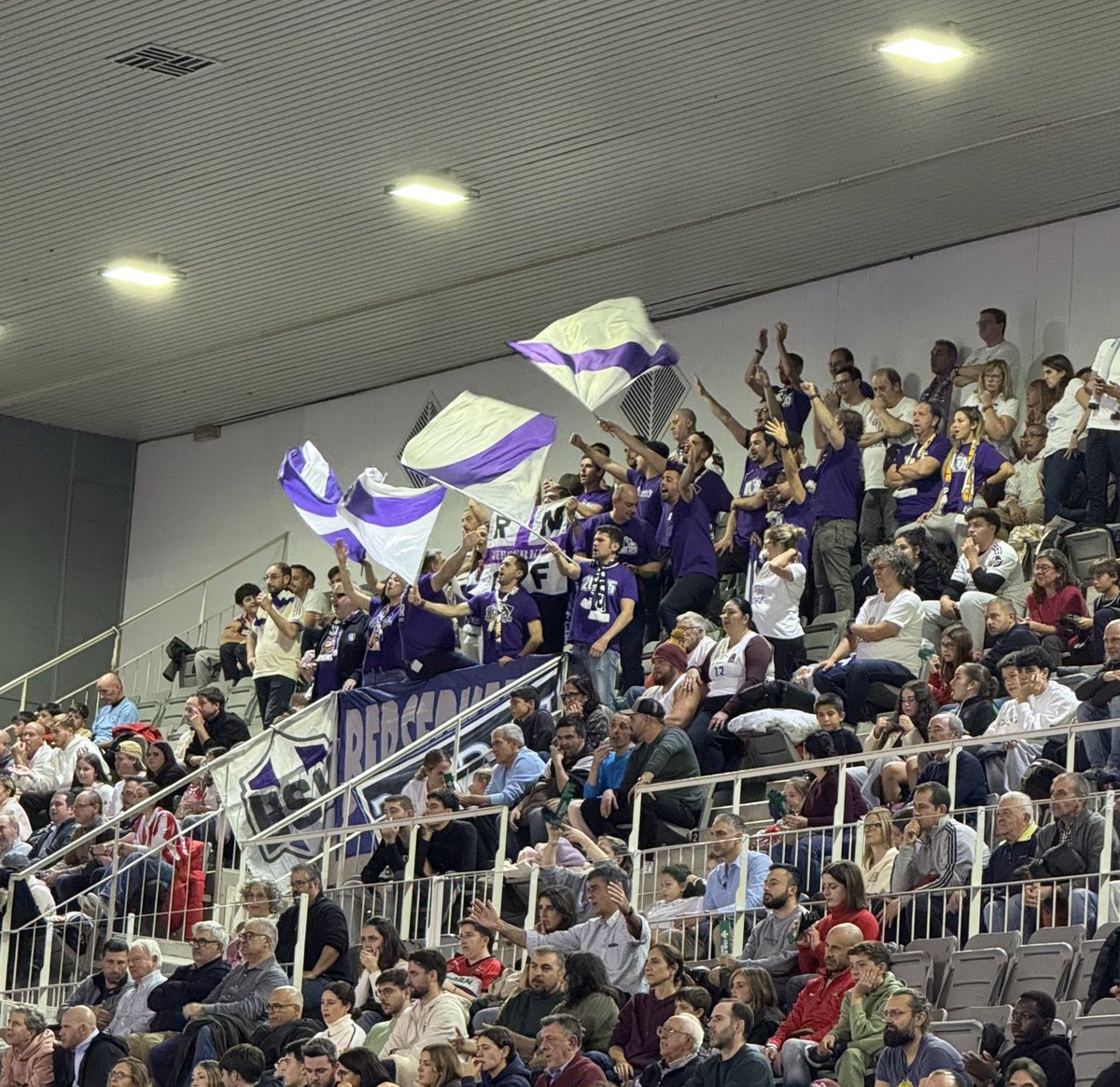 Zaragoza, Barcelona, Badalona y Granada en solo 20 días. Miles de kilómetros a nuestras espaldas y un esfuerzo económico importante.

Todo por el escudo, porque nuestro equipo no se sienta solo fuera de casa. Con la esperanza de que mejoraremos y acabaremos ganando títulos.