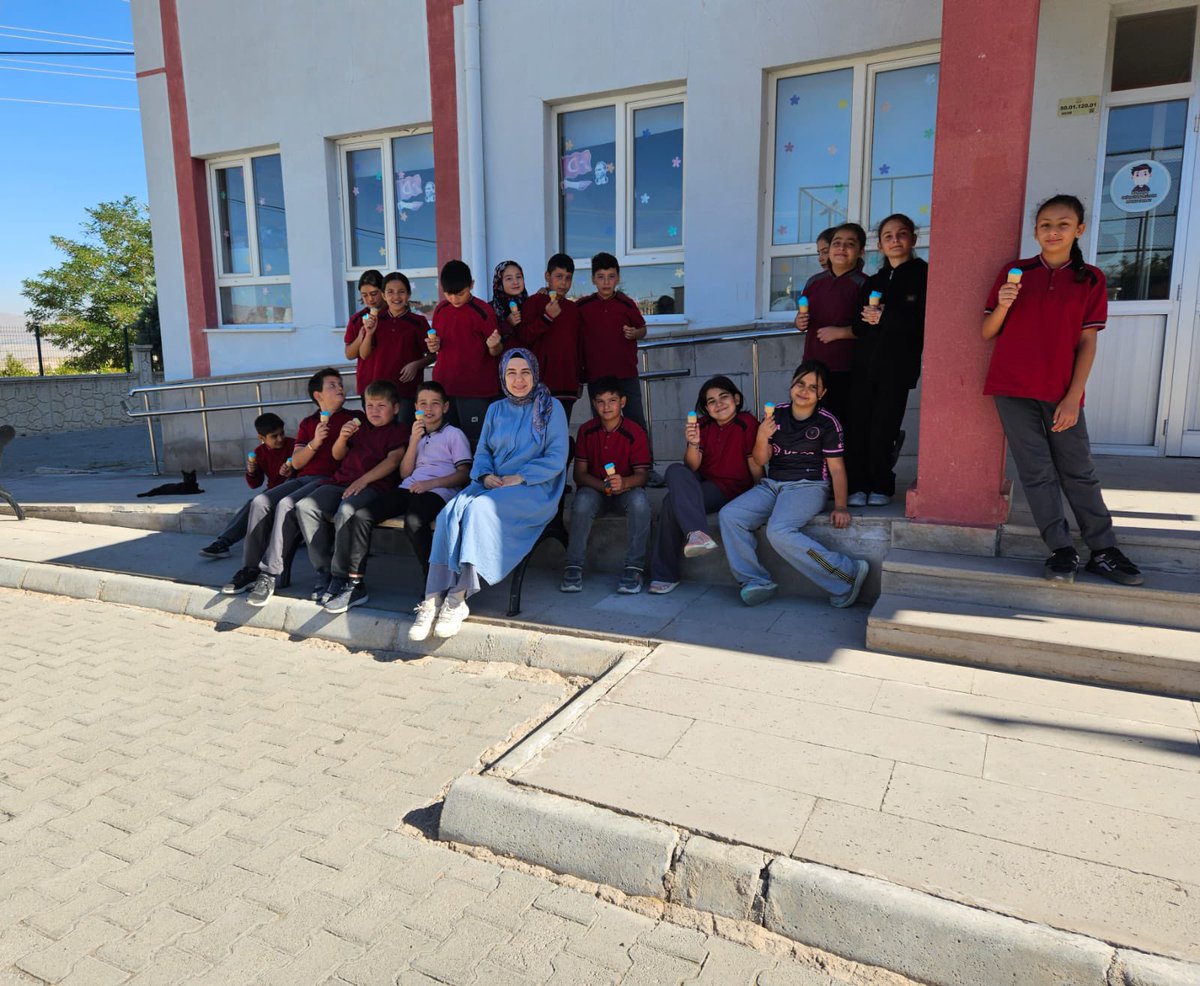 Cat15Temmuz's tweet photo. #HatıranYeter #ÖğretmenlerGünümüzKutluOlsun @nevsehirmem https://t.co/Cs8Jsubgbi