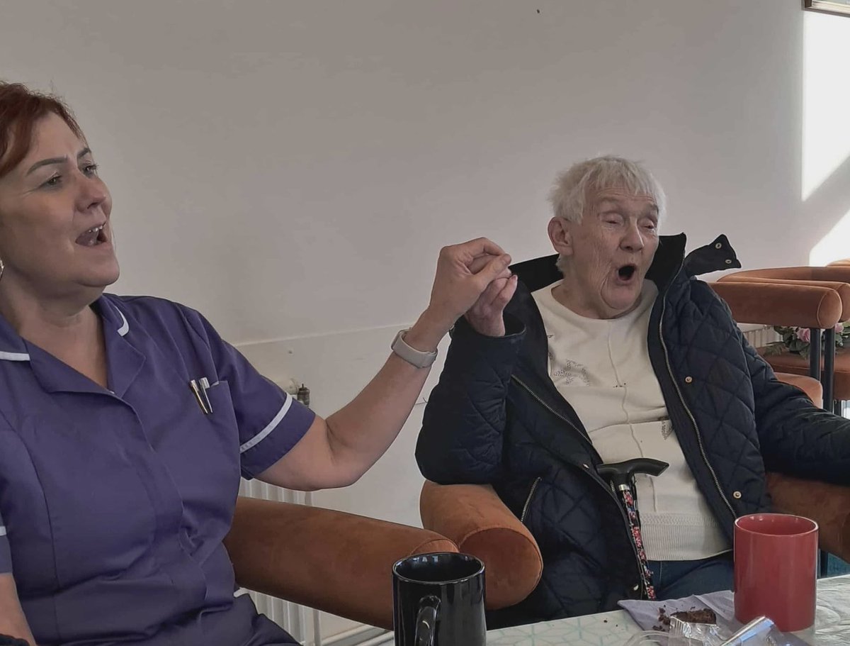 LangwithLodge's tweet image. We enjoy a wide variety of activities at our local day centre including singing, sensory sessions and quizzes. There&apos;s always something going on #FunAndGames #Sensory #Quizzing #Nostalgia