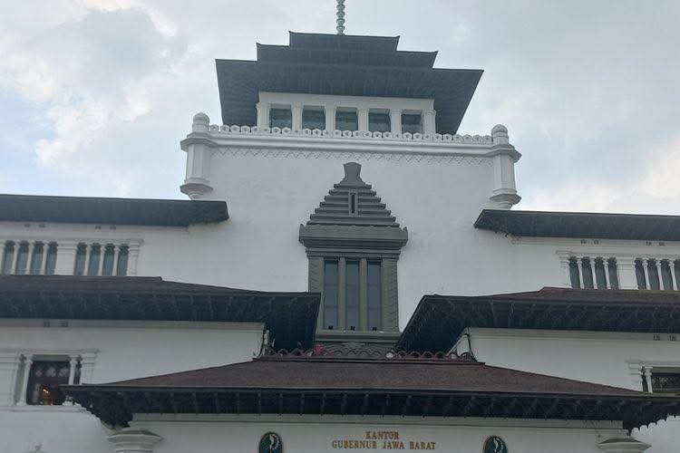 _Andriyanto's tweet photo. @pikiran_rakyat Candi Bentar ada di art gedung sate, J. Gerber membangun gedung sate memadukan bangunan eropa &amp; sunda. Jd gapura dah menyesuaikan bangunan https://t.co/hjGW3wNQI1