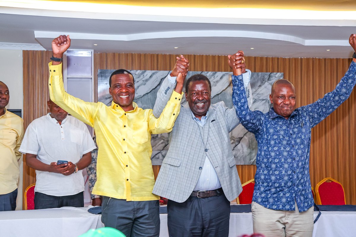 OfficePCS_KE's tweet image. Malava’s political landscape has been shaken after Democratic National Alliance (DNA) candidate Joab Burudi Manyasi suddenly bowed out of the race and threw his weight behind UDA’s David Ndakwa.