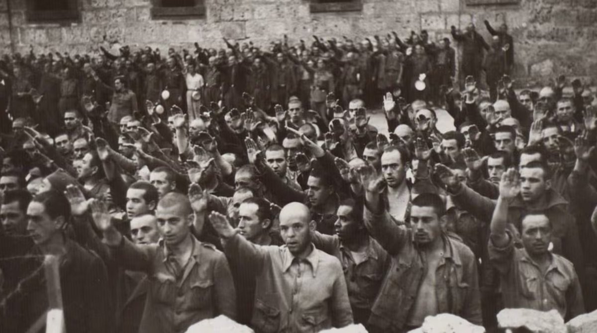 En Galicia existieron once lugares donde el terror campaba a sus anchas. Eran once infiernos que Franco levantó sin muros ni torres, escondidos a plena vista entre aeródromos, islas, colegios y fábricas abandonadas. Eran sus campos de concentración... Tira del hilo 🧵👇🏽👇🏽👇🏽