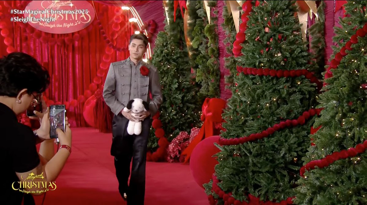 KapamilyaTFC's tweet image. POGING BIG WINNER right here! It&apos;s #BrentManalo! 💞🥰

Catch your fave #StarMagic artists on #StarMagicalChristmas2025 LIVE via Star Magic YT and #iWant! ▶️✨

📸 via Star Magic/ YouTube

#SleighTheNight