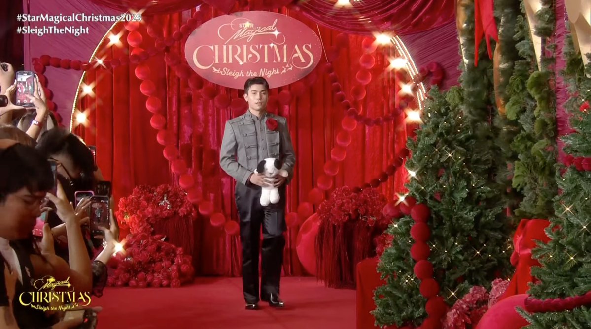 KapamilyaTFC's tweet image. POGING BIG WINNER right here! It&apos;s #BrentManalo! 💞🥰

Catch your fave #StarMagic artists on #StarMagicalChristmas2025 LIVE via Star Magic YT and #iWant! ▶️✨

📸 via Star Magic/ YouTube

#SleighTheNight