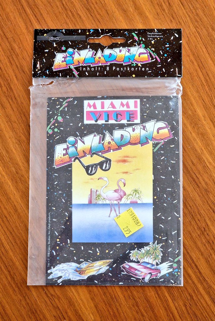 Was für ein Fundstück: MIAMI VICE Einladungen als Postkarten. Acht Stk. für 2,95 DM. Eine hat überlebt. Deutlich über 30 Jahre.

(Damals hatte ich noch nicht eine Folge gesehen. 😆)

Projekt #Kelleraufräumen geht weiter.