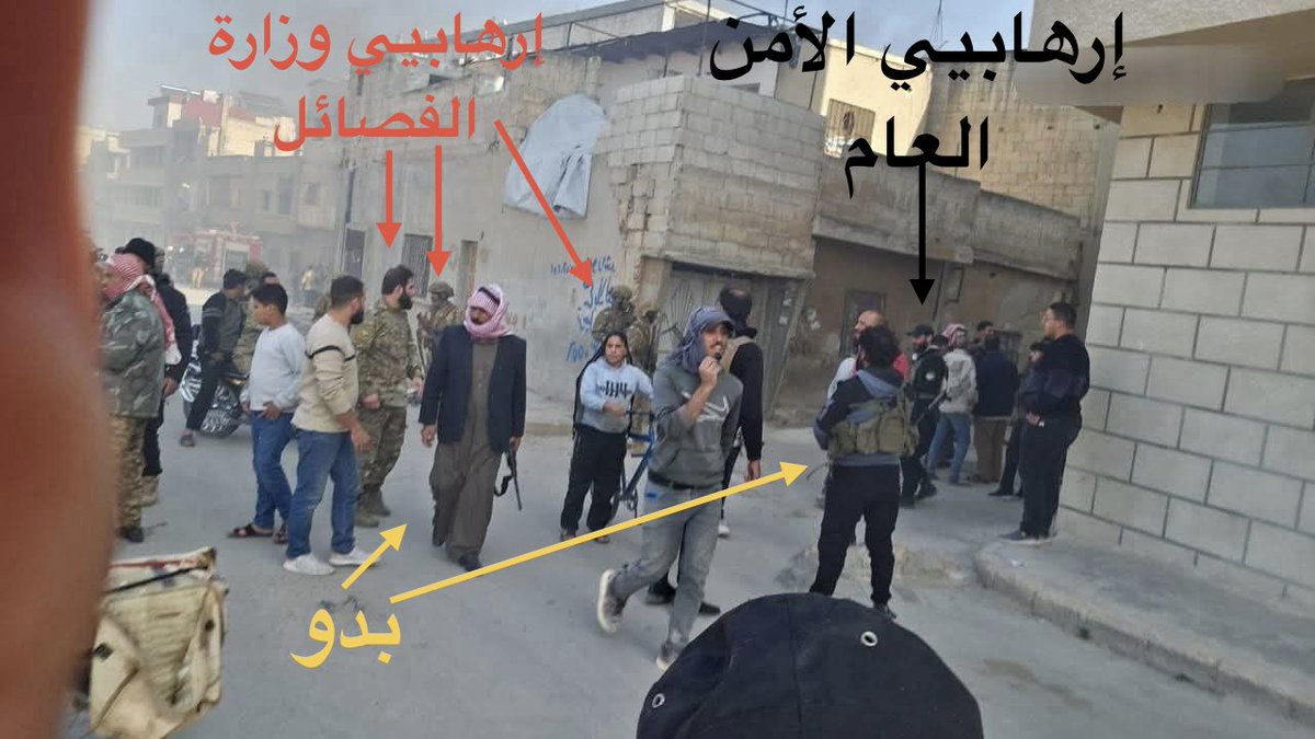 SyJusticeArc's tweet image. 🔴Homs: A photo shows militants from the so-called General Security militias/Ministry of Interior (black arrow), militants from the so-called Ministry of Defense (red arrows), and armed Bedouin groups (yellow arrows) taking part in the attack on Alawite neighborhoods.

The…