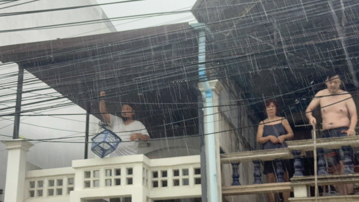 “ผมไม่เอาหรอกครับอาหารและน้ำผมพอหาได้ เอาอาหารไปให้คนอื่นที่ไม่สามารถหาได้เถอะครับ”

คือคำพูดของพี่ผู้ชายคนหนึ่งที่เดินฝ่าน้ำเกินอกกับลูกชายและลูกสาว พร้อมด้วยรอยยิ้ม และบอกว่าไปช่วยคนอื่นก่อน แกยังไหว !!

นี่คือสิ่งที่เราเห็นทุกปีครับกับพื้นที่หลายๆ