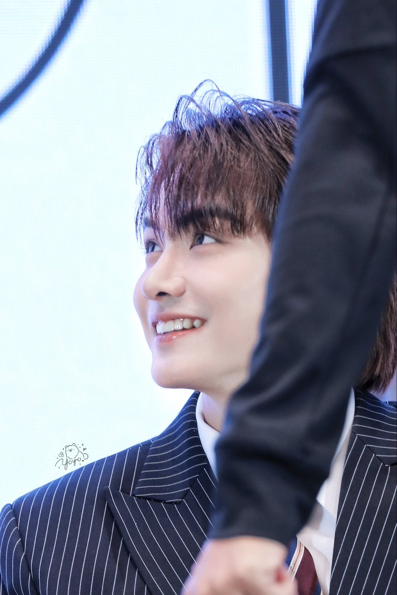 IntrovQN's tweet image. The love he share with his fans that&apos;s the treasure  🥰

JOONG IN LOVE ZHEJIANG 
#JoongFSinZhejiang