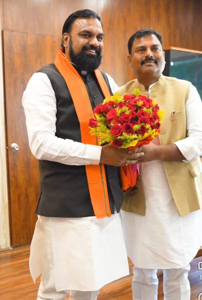 बिहार सरकार के उपमुख्यमंत्री पद की शपथ ग्रहण करने एवं गृह विभाग जैसे महत्वपूर्ण दायित्व मिलने पर आदरणीय श्री सम्राट चौधरी जी से मिलकर बधाई एवं शुभकामनाएँ दिया।
<a href="/samrat4bjp/">Samrat Choudhary</a>