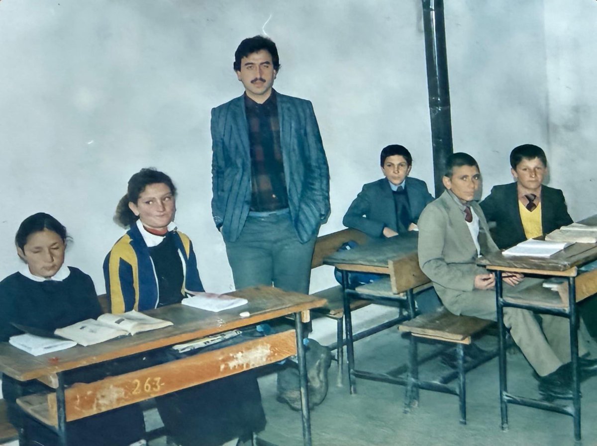 Yıl 1987 - 1988  TÜRKİYEMİN YOKLUĞUN  VE YOKSULLUĞUN KOL GEZDİĞİ  EN ÜCRA KÖŞELERİNDEN BİRİNDE DOKTORLUĞUN YANISIRA TEZEKLE ISINILAN  BİR KÖY OKULUNDA 2 YIL BOYUNCA  ÖĞRETMENLİK TE YAPMIŞ OLMANIN GURURUNU BU GÜN YENİDEN YAŞIYORUM.